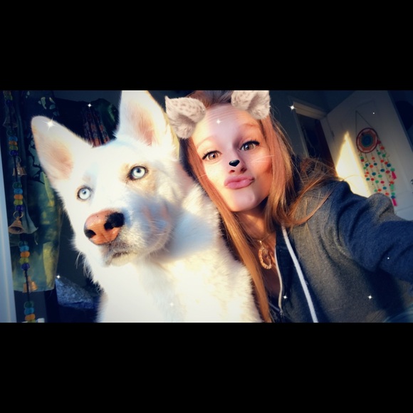 Meet your Posher, Becca - Picture 4 of 5